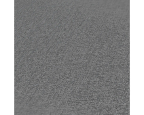 Detailní pohled na šedou tapetu s jemnou strukturou.