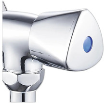 Detail chromovaného ventilu vodovodní baterie s modrou značkou