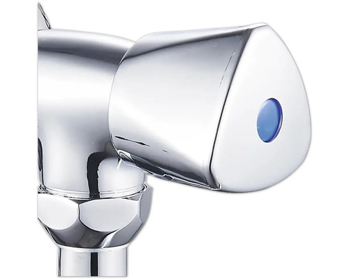 Detail chromovaného ventilu vodovodní baterie s modrou značkou