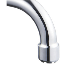 Detailní pohled na chromovanou výpusť vodovodní baterie