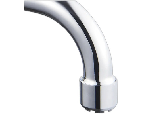 Detailní pohled na chromovanou výpusť vodovodní baterie