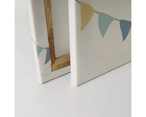 Detailní pohled na plátno s girlandou.