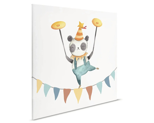 Plátno s pandou jako cirkusovým umělcem, který balancuje na laně a točí talíře.