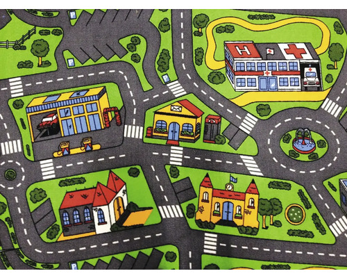 Hrací koberec s ulicemi a budovami.