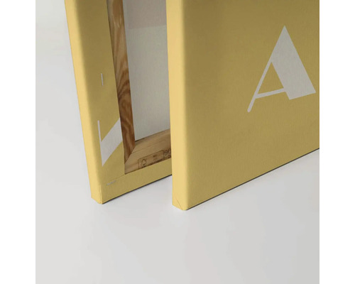 Detail plátna na dřevěném blind rámu s bílým potiskem písmene A