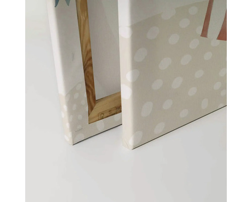 Detail plátna s dřevěným rámem a tečkovaným vzorem
