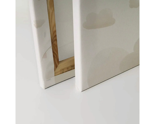 Detail dvou pláten s motivem oblaků a dřevěným rámem