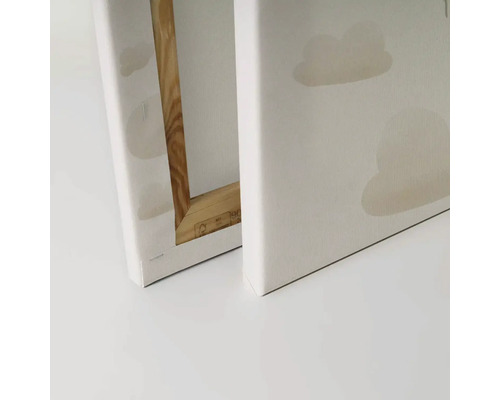 Zadní strana plátna s dřevěným rámem a motivem oblaků