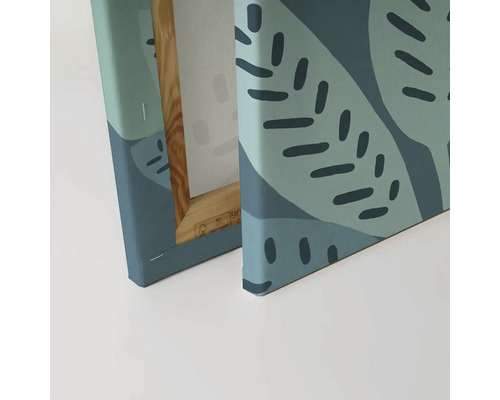 Detailní záběr plátna s botanickým vzorem a dřevěným rámem