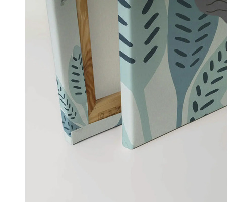 Detail plátna s motivem rostlin a dřevěným rámem