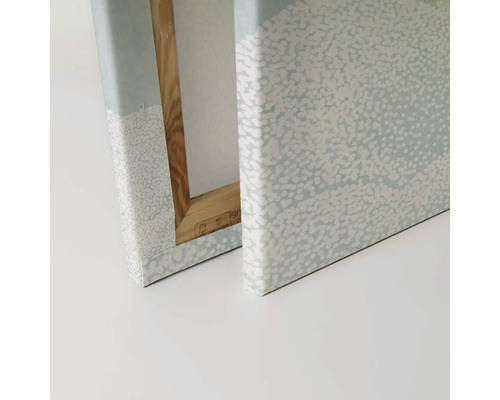 Detail dvou pláten s abstraktním vzorem a dřevěným rámem