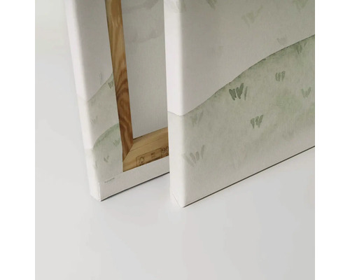 Detailní záběr dvou obrazů na plátně s dřevěným rámem