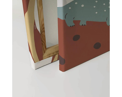 Detail plátna s abstraktním motivem zvířete a dřevěným rámem