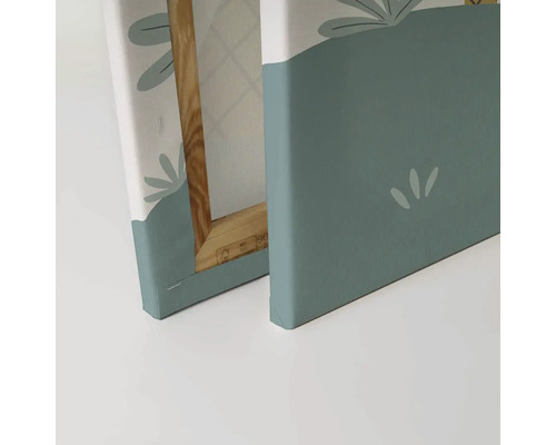 Detail dvou pláten s květinovými motivy a dřevěným rámem