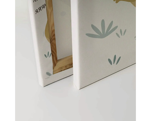 Detail dvou pláten s rostlinnými motivy a dřevěnými rámy