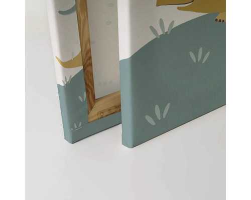 Detailní pohled na plátno s ilustrací a dřevěným rámem