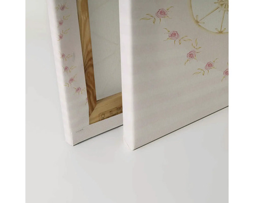 Detail plátna s květinovým vzorem a dřevěným rámem