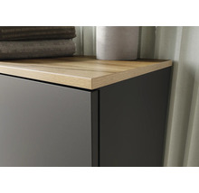 Detail koupelnové skříňky s dřevěnou deskou