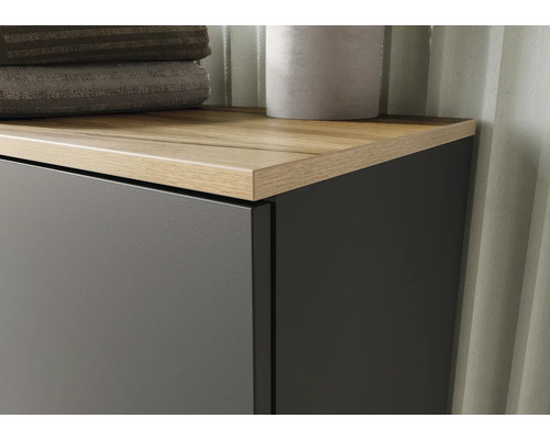 Detail koupelnové skříňky s dřevěnou deskou