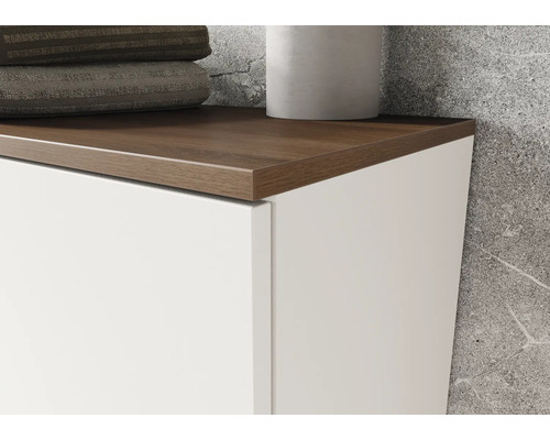 Detailní záběr koupelnové skříňky s dřevěnou deskou a bílým čelem