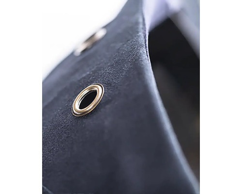 Detailní záběr plachty s okem pro upevnění.