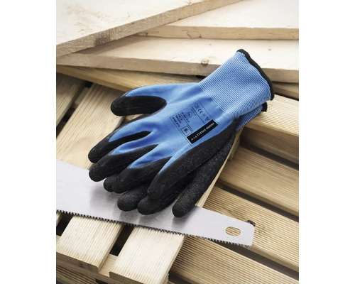 Pracovní rukavice s pilou na dřevě