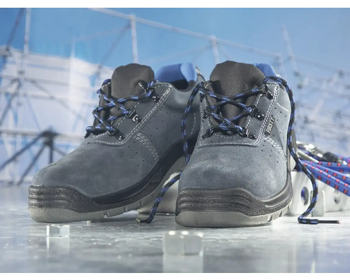 Pár šedých pracovních bot Firsty