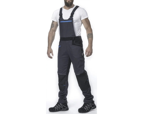 Muž má na sobě tmavě šedé pracovní kalhoty s laclem.