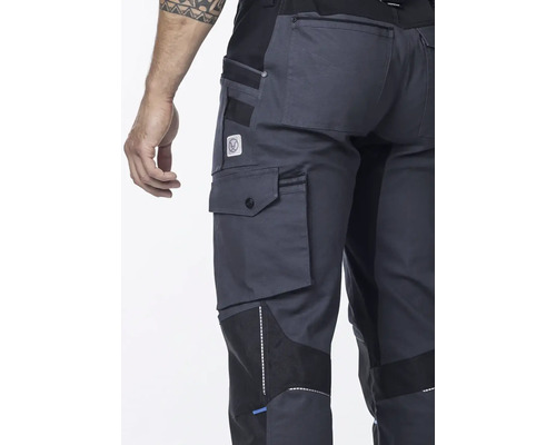 Detailní záběr pracovních kalhot s kapsami