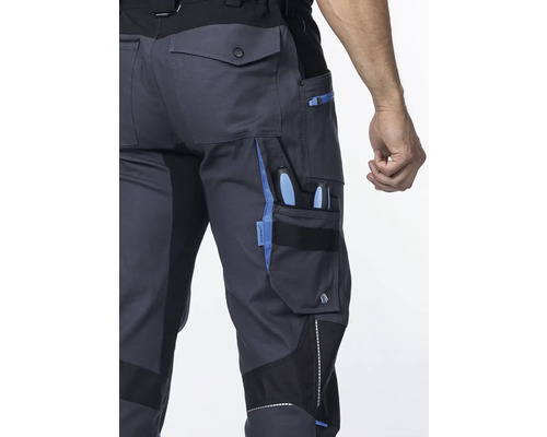 Detailní pohled na pracovní kalhoty s kapsami