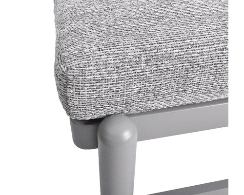 Detailní pohled na stoličku s látkovým potahem a dřevěnými nohami