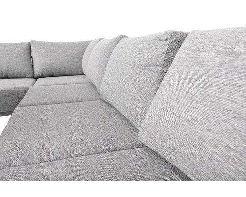 Detail šedé rohové pohovky s polštáři