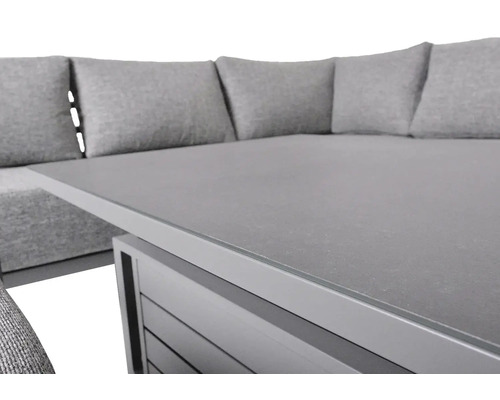 Detail zahradního stolu s šedou plochou a odpovídajícími polštáři