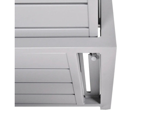 Detail zahradního nábytku s vodorovnými lamelami