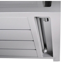 Detailní pohled na kovovou skříň s lamelovými dveřmi a uzamykacím mechanismem.