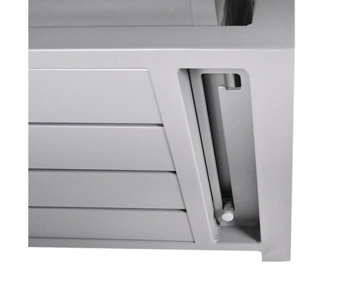 Detailní pohled na kovovou skříň s lamelovými dveřmi a uzamykacím mechanismem.