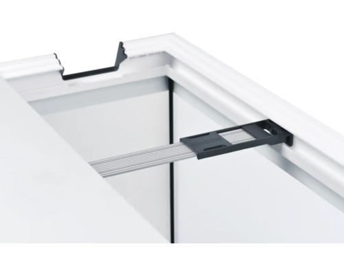 Detail okenního rámu s ventilátorem okna