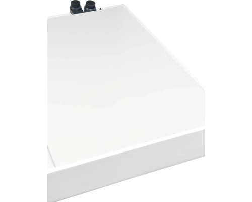 Detailní pohled na bílé umyvadlo s armaturami