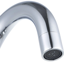 Detail kovové výtokové trubice vodovodní baterie