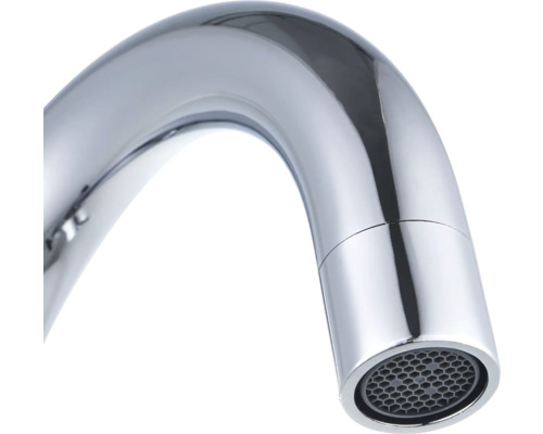 Detail kovové výtokové trubice vodovodní baterie