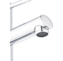 Detailní záběr lesklé chromové vodovodní baterie.