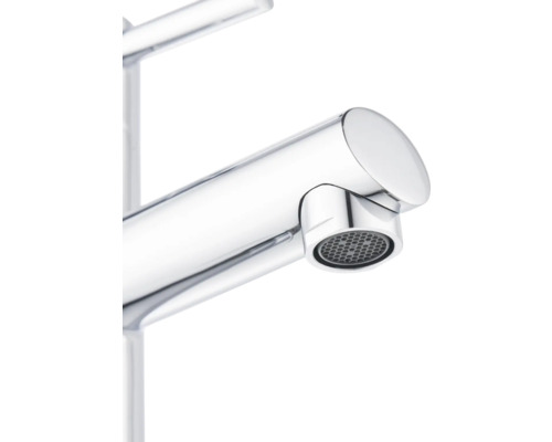 Detailní záběr lesklé chromové vodovodní baterie.