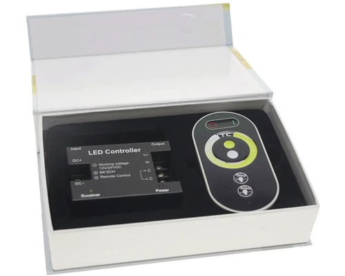 LED ovladač s dálkovým ovládáním v bílé krabici