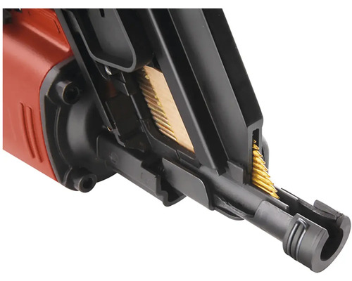 Detailní pohled na hřebíkovačku s hřebíky