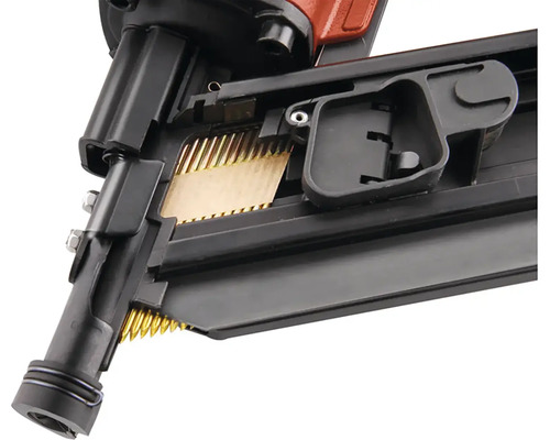 Detailní pohled na hřebíkovačku s hřebíky v zásobníku