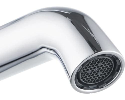 Detail chromované výtokové trubice vodovodní baterie s perlátorem