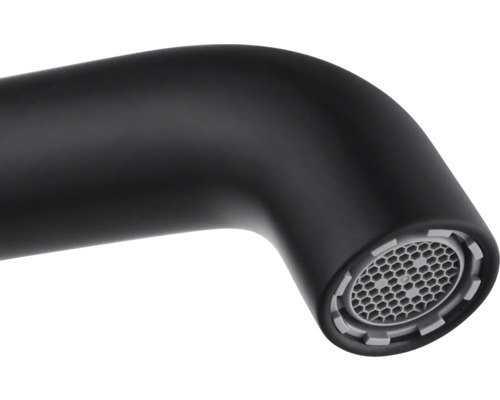 Detail černého výtoku vodovodní baterie s perlátorem