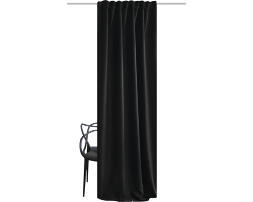 Černý závěs vedle židle