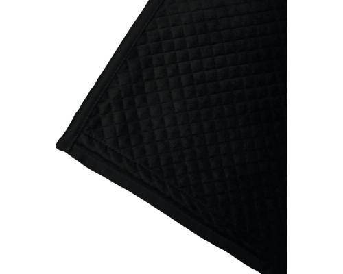 Detail prošívané tmavé deky se čtvercovým vzorem