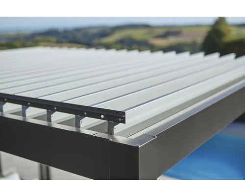 Detail terasy se lamelovou střechou